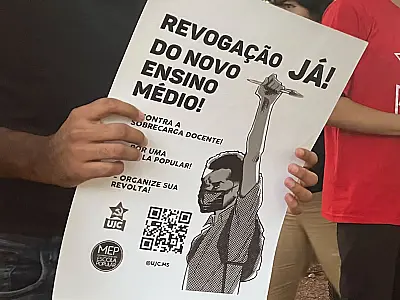 Educadores e estudantes ocupam as ruas pela revogação do Novo Ensino Médio