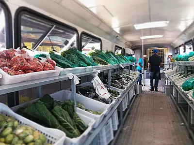 Ônibus Saladão comercializa hortifruti cultivados pelos projetos de agricultura familiar