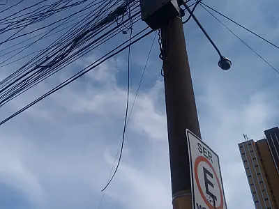 Fiação desprende de poste de energia e moradores temem choque