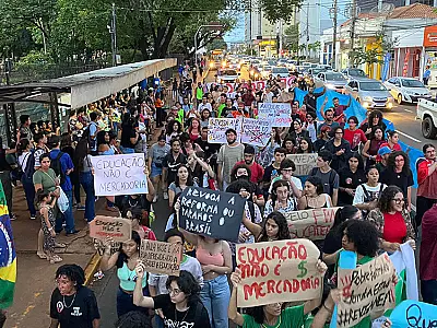 Estudantes e professores da Capital vão às ruas protestar a favor da revogação do Novo Ensino Médio
