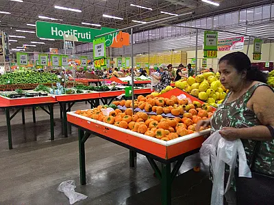 Mudanças na cotação do dólar influenciam no valor de serviços e produtos