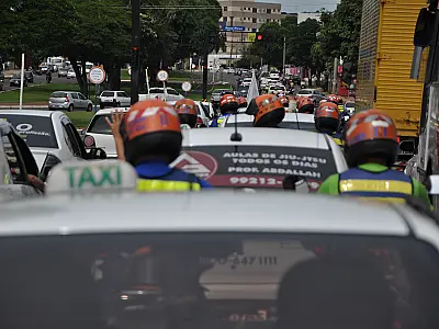 Taxistas de Campo Grande protestam contra Uber