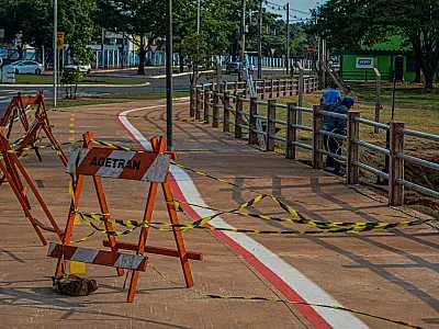 Calçada em frente ao Lago do Amor apresenta desnível após teste técnico e conclusão da obra