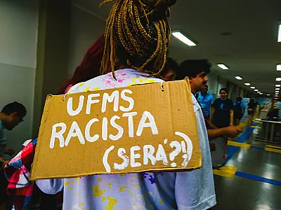 Estudante realiza protesto após ser barrada em evento na UFMS