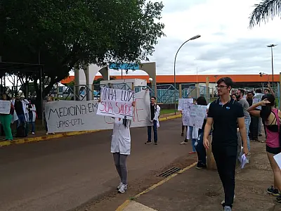 Acadêmicos do curso de Medicina da UFMS entram em greve devido à superlotação nas turmas