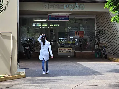 Uso de jaleco fora do Hospital Universitário causa risco à saúde dos pacientes