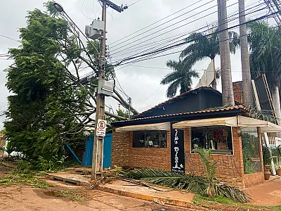 Tempestade de poeira transforma o dia em noite em Mato Grosso do Sul