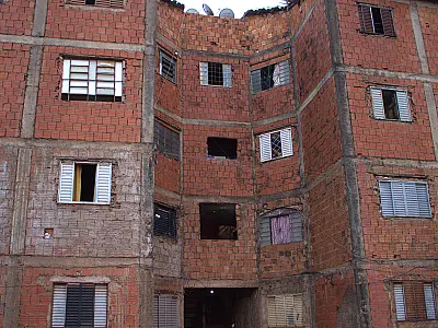 Famílias do Condomínio Nova Alvorada aguardam por alternativas de moradia após ordem de desocupação
