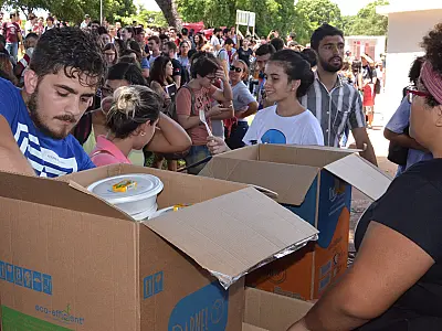 Grupo de acadêmicos vende marmita como forma de protesto à atual gestão do restaurante universitário