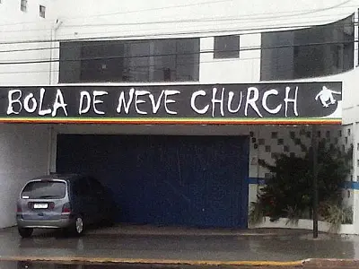 Igreja Bola de Neve Church atrai jovens com estilo alternativo
