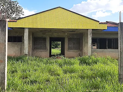 Obra de Escola Municipal de Ensino Infantil está abandonada há 8 anos no Bairro São Conrado