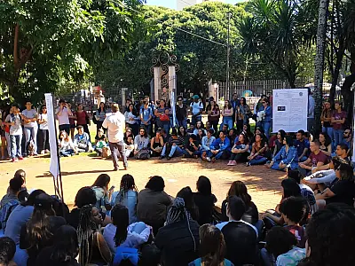 Estudantes e professores da UFMS realizam aula pública sobre Ciências Humanas na Praça Ary Coelho