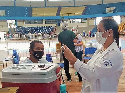 Remessa com mais de 100 mil vacinas contra Covid-19 chega a Mato Grosso do Sul