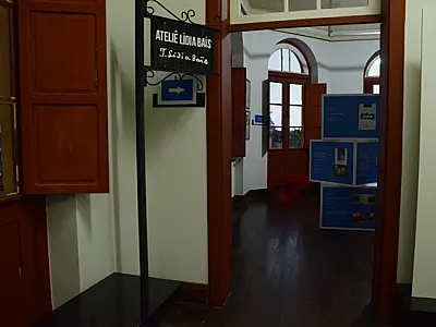 Morada dos Baís expõe obras de Lídia Baís com descrição em braille