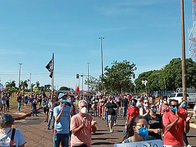 População protesta contra cortes de verbas na educação pública pelo Governo Federal