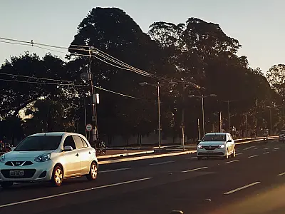 Lei do farol baixo gera dúvidas para motoristas