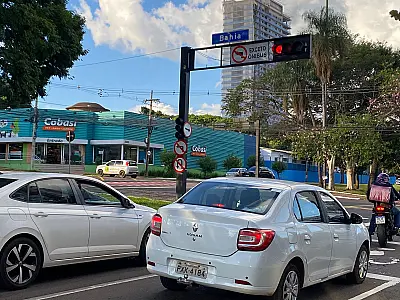 Motoristas desrespeitam mudanças de sinalização na Avenida Afonso Pena