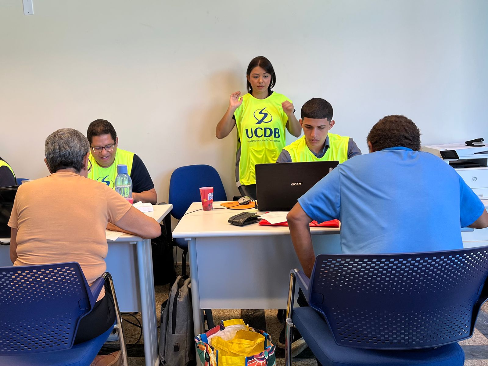 Acad&ecirc;micos do curso de Ci&ecirc;ncias Cont&aacute;beis auxiliam nos atendimentos do programa Declare F&aacute;cil