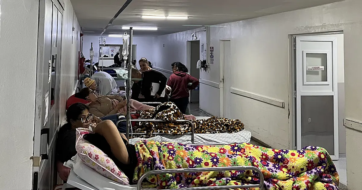 Santa Casa opera acima da capacidade e mantém pacientes em corredores